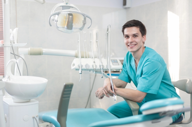 Zahnarzt mit Geräten